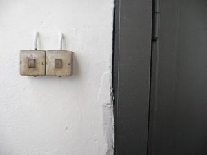 firmensitz am wallgraben detail lichtschalter