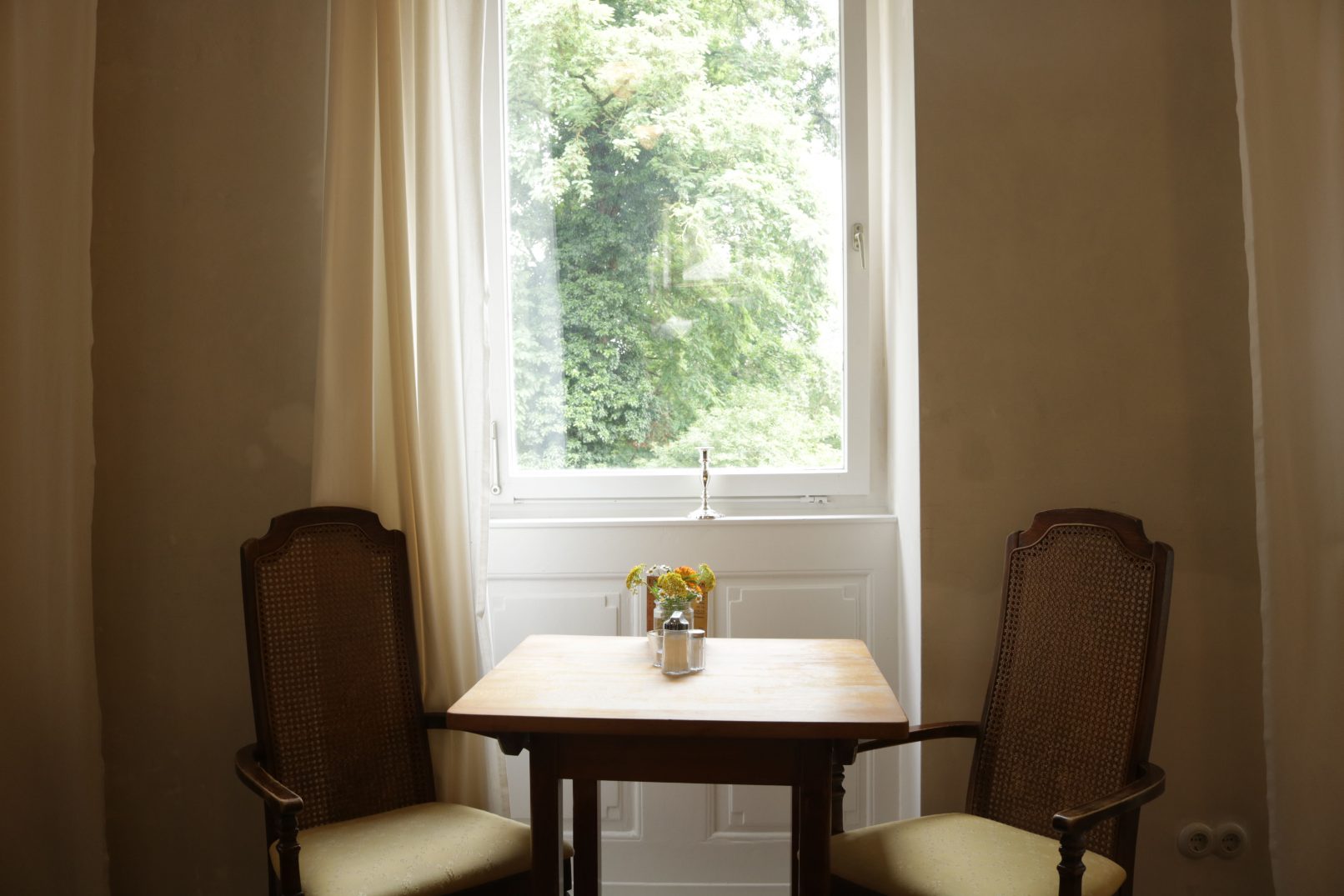 krone alt-hoheneck detail zweier tisch