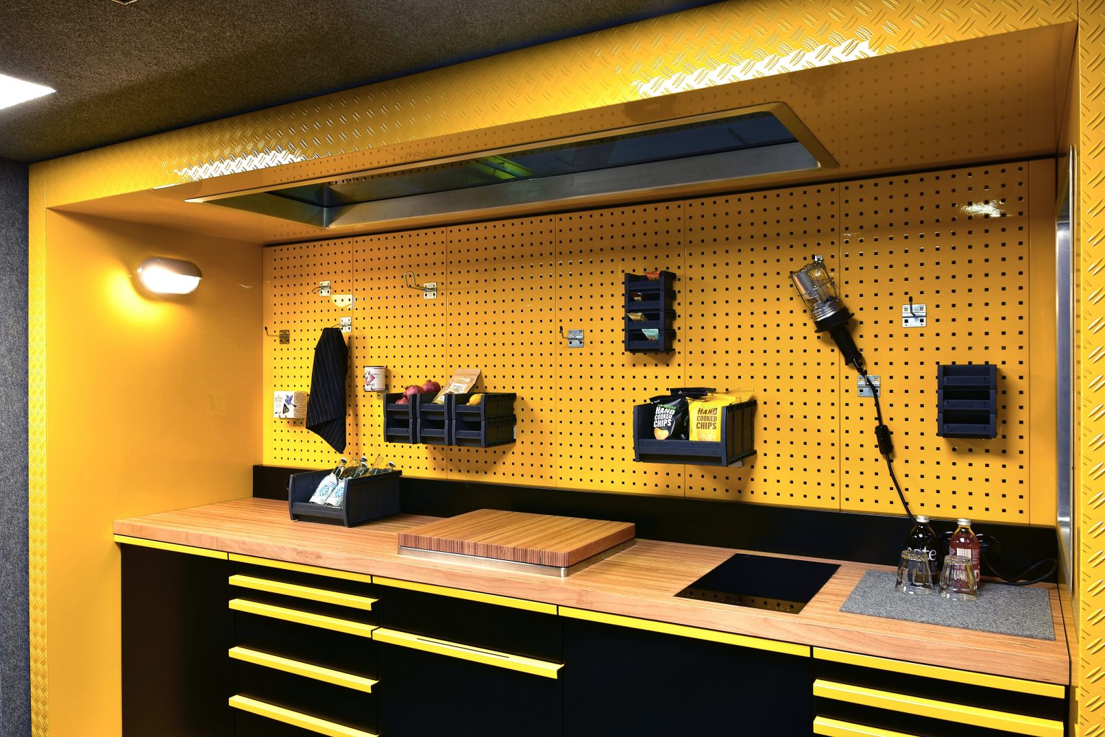 werkstatt im innenraum des shuttle lab1886