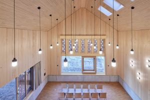 Innenansicht mit Beleuchttung Architektur des LOGL Bildungszentrums